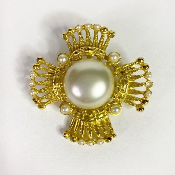 Vintage Cross Openwork Pearl Center Brooch - Picture 1 of 3
